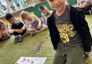 Chłopiec pokazuje choinkę