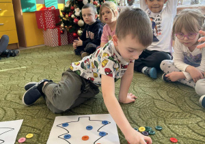 Chłopiec układa guziki