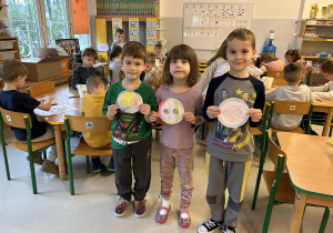 Dzieci prezentują swoje guziki