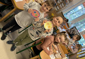 Dzieci prezentują swoje prace