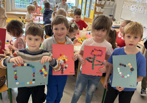 Dzieci prezentują swoje prace z guzików