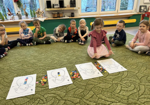 Dziewczynka szuka guzików w odpowiednich kolorach