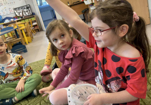 Dziewczynka trzyma guzik