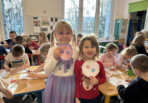 Dziewczynki prezentują swoje prace