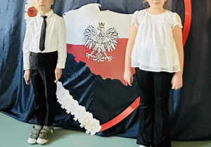 Chłopiec i dziewczynka recytują wiersz