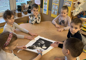 Dzieci dotykają materiał