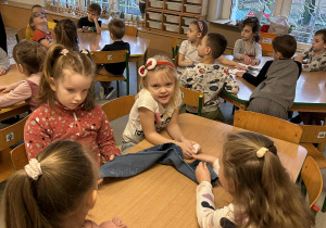 Chłopcy oglądają materiał