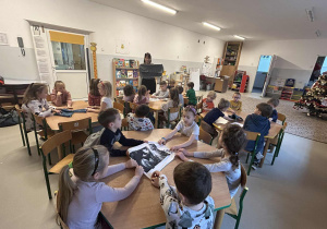 Chłopcy oglądają materiał