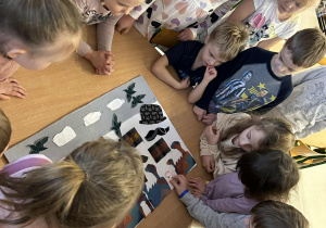 Dzieci wykonują obraz