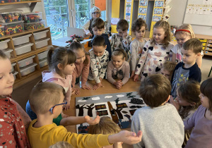 Dzieci wykonują obraz