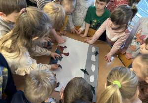 Dzieci wykonują obraz z dostępnych materiałów