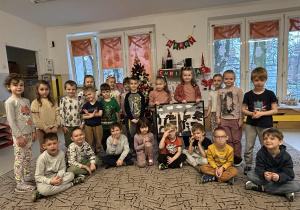 Grupowe zdjęcia dzieci z obrazem