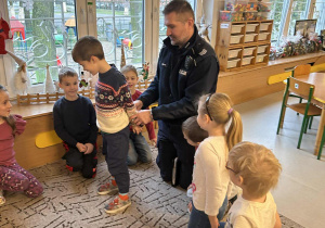 Dzieci oglądają kajdanki