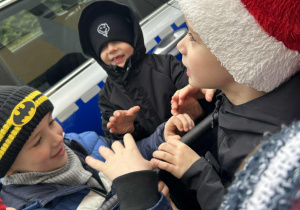 Dzieci oglądają sprzęt Policjantów
