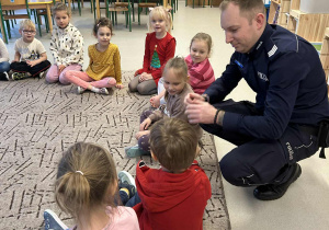 Dzieci rozmawiają z policjantem