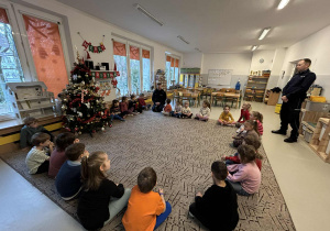 Policjanci rozmawiają z dziećmi