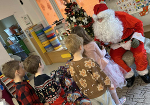 Dzieci czekają w pociągu na prezent od Mikołaja