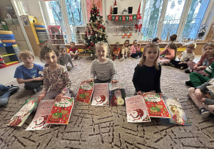 Dziewczynki pokazują dyplomy