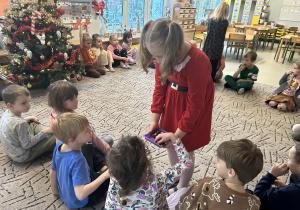 Dziewczynki rozdają słodkości dzieciom