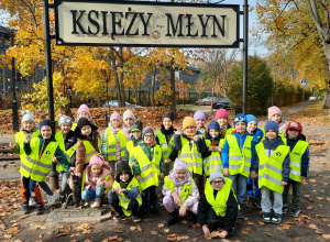 Dzieci pod napisem ,,Księży Młyn''