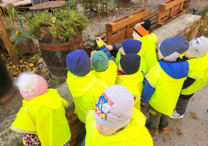 Dzieci oglądają pomnik kota