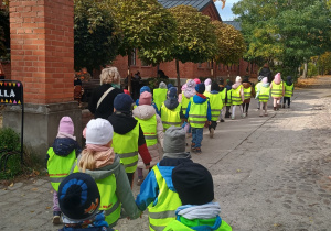 Dzieci w parach idą Kocim Szlakiem