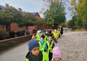 Dzieci w parach idą Kocim Szlakiem