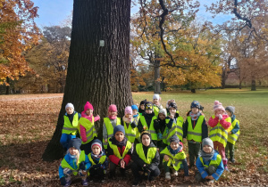 Dzieci pozują pod pomnikiem przyrody