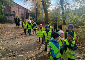 Dzieci idą parami w parku źródliska