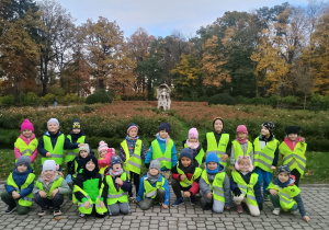 Dzieci pozują na tle pomnika