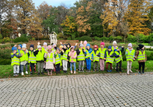 Dzieci pozują na tle pomnika