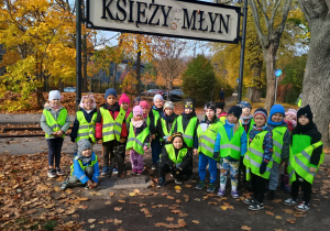 Dzieci z grupy III pod napisem ,,Księży Młyn''