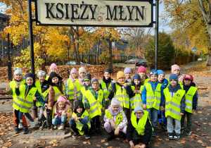 Dzieci z grupy IV pod napisem ,,Księży Młyn''