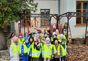 Dzieci i dyniowe dekoracje