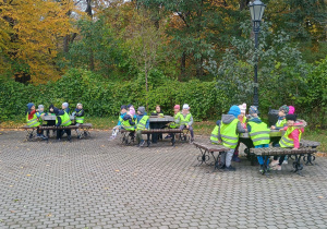 Dzieci odpoczywają przy stolikach