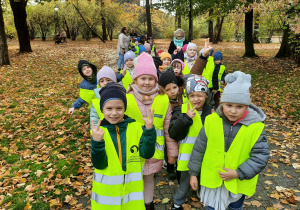 Dzieci stoją parami w parku