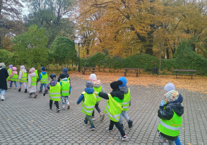 Dzieci spacerują parami