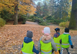 Dzieci spacerują parami