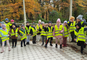 Dzieci pozują w altanie