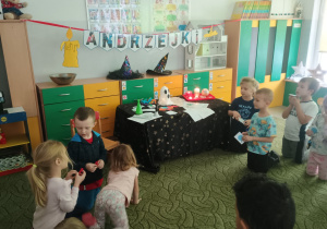 Dzieci losują wróżby