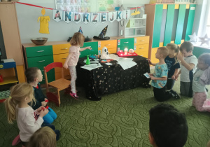 Dzieci losują wróżby