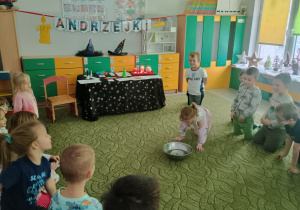 Dzieci składają dary na dobre wróżby