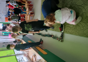 Dzieci ustawiają buty do wróżby