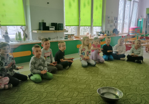 Dzieci wypowiadają zaklęcie