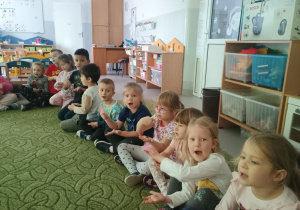 Dzieci wypowiadają zaklęcie