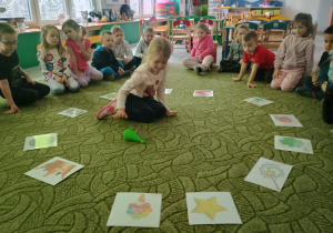 Dziewczynka kręci kręglem