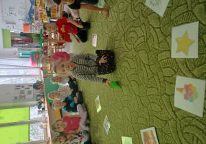 Dziewczynka kręci kręglem