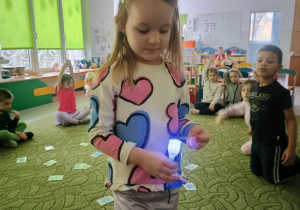 Dziewczynka podświetla wróżbę