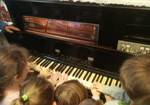 Dzieci grają na pianinie