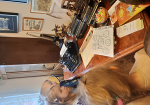 Dzieci oglądają dawne maszyny do pisania